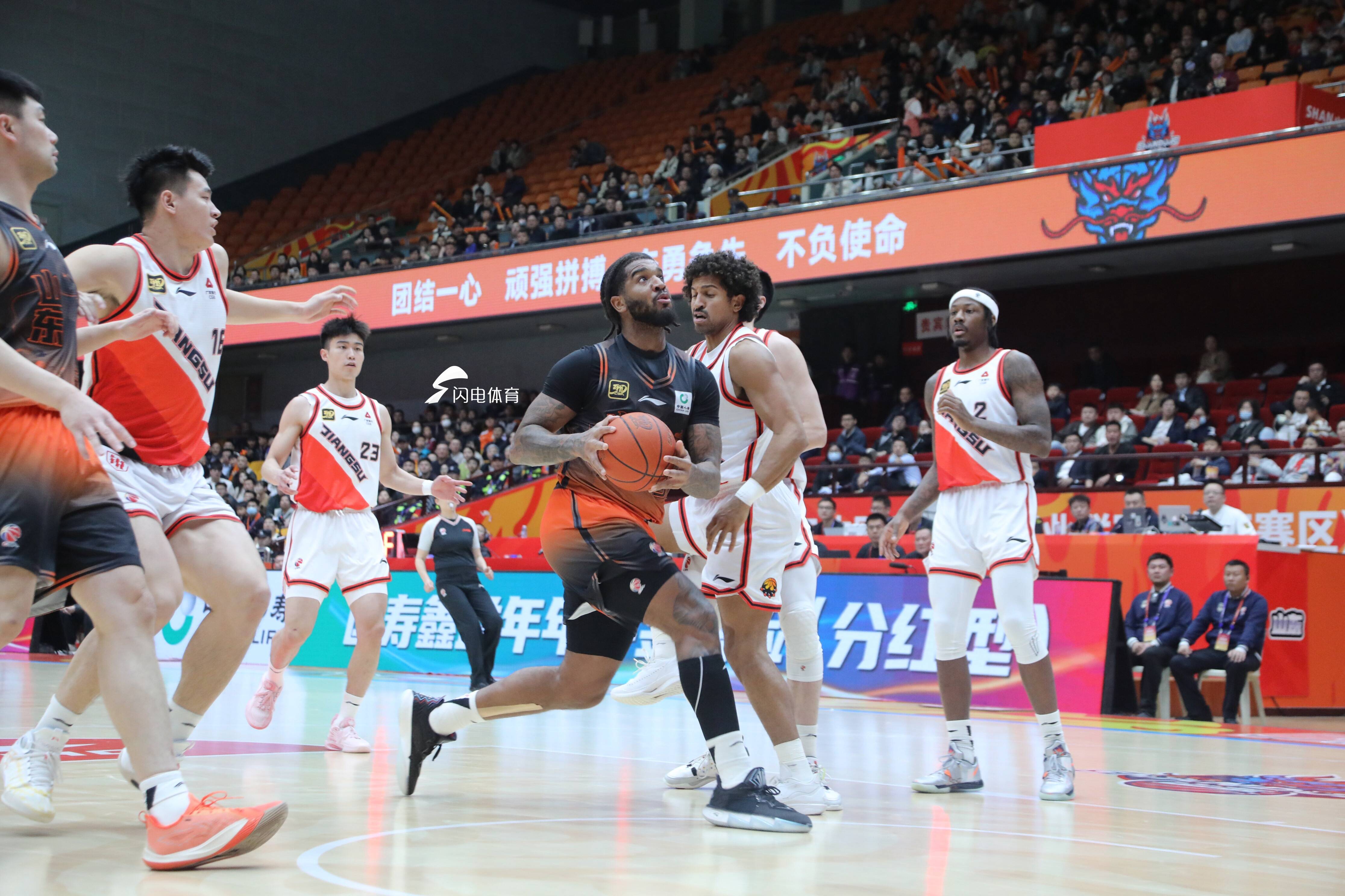 C7娱乐-山东男篮客场击败河南，迎来连胜(山东男篮客场击败河南,迎来连胜一场)