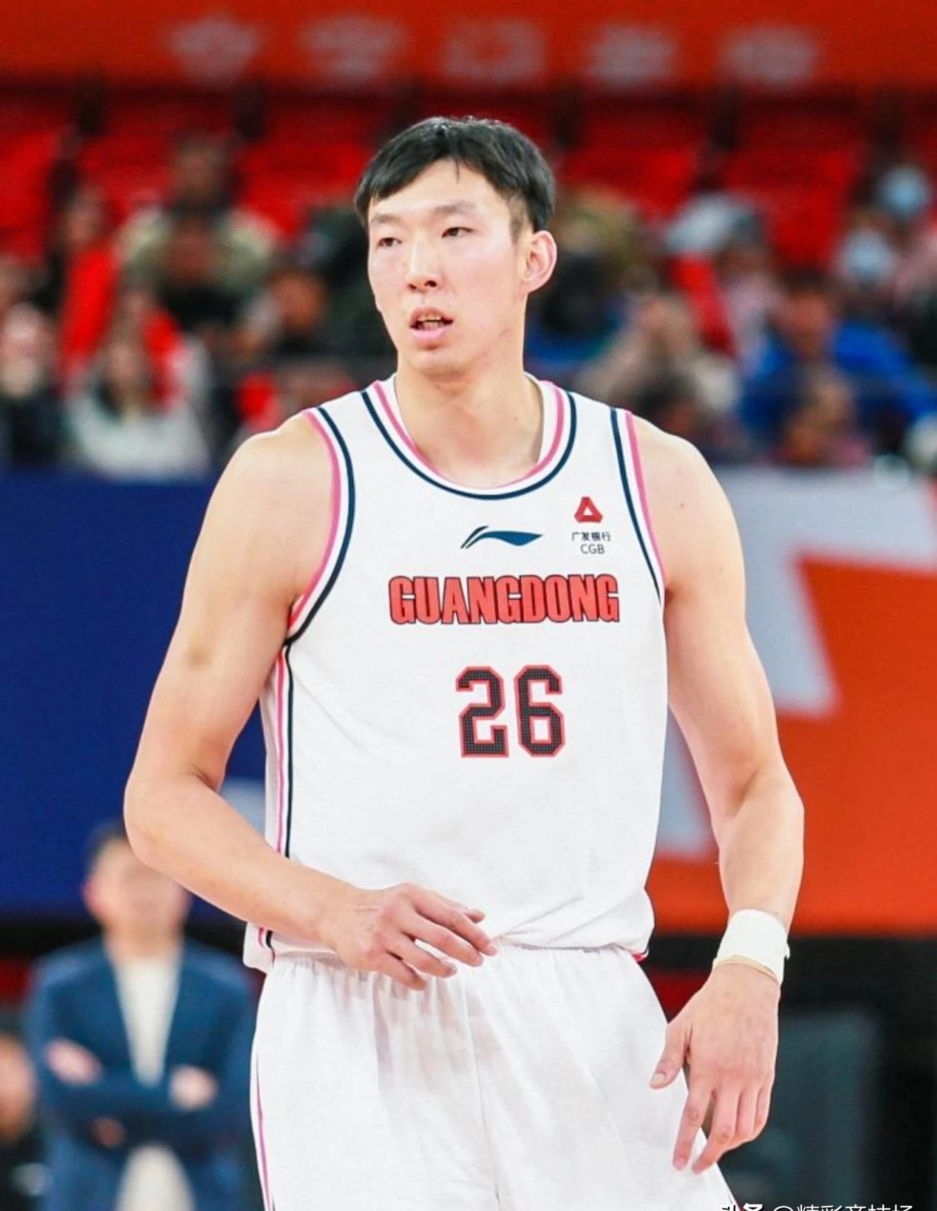 重庆队后防表现神勇，稳固防线成为突出的简单介绍